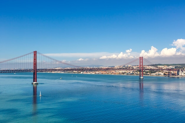 Photo lisbon portugal bridge ponte 25 de abril over tejo river town travel