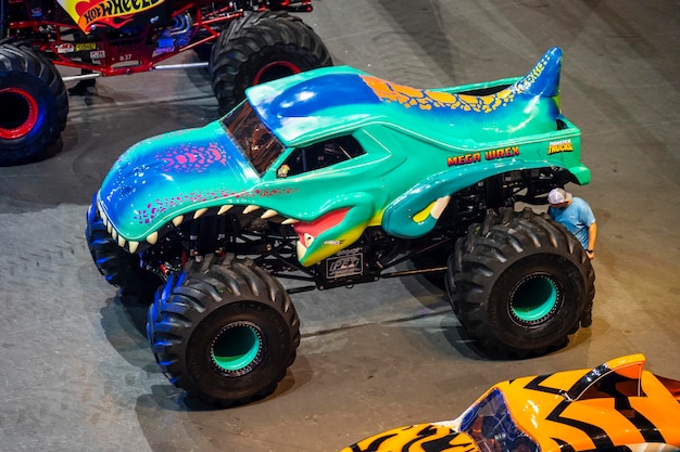 Португалия Лиссабон 2 марта 2024 HOT WHEELS MONSTER TRUCKS LIVE GLOW PARTY