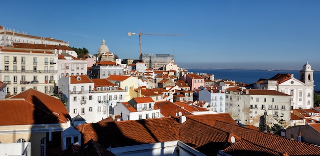 Foto orizzonte della città di lisbona ad alfama