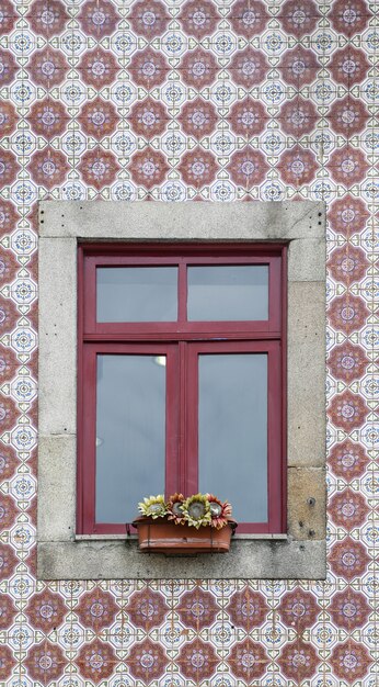 Photo lisbon window with decorative tiles