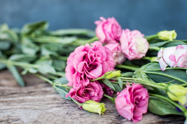 Lisianthus boeket op een houten tafel