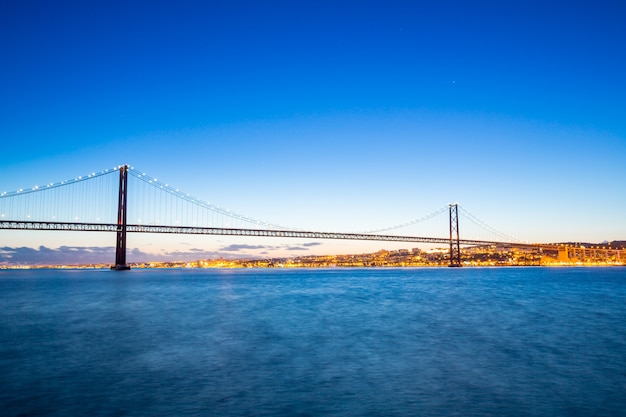 Lissabon-brug in de schemering