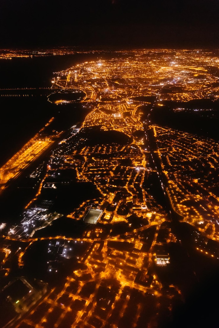 Foto lissabon in vogelvlucht de attracties van de stad de stadslichten zijn gefotografeerd vanuit een vliegend vliegtuig