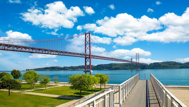 Lissabon Oriëntatiepuntophanging 25 april brug over de Taag bij de toren van Belem