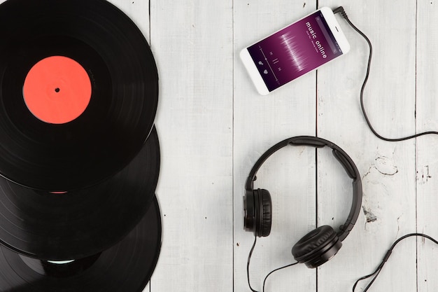 Foto ascolta musica online concept app lettore musicale online su smartphone con lp vintage e cuffie