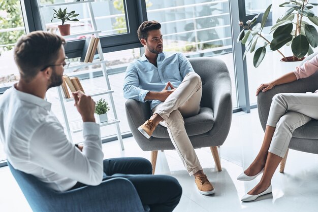 話の彼の側を聞いています。話している若い夫婦