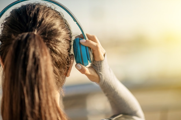 Foto ascoltare la musica. primo piano della testa di una ragazza in cuffia