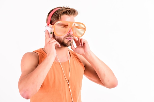 Прослушивание музыки в наушниках концепция mp3-плеера сексуальный мускулистый мужчина слушает музыку на телефоне mp3-плеер мужчина с mp3-плеером на телефоне изолирован на белом небритый мужчина в наушниках