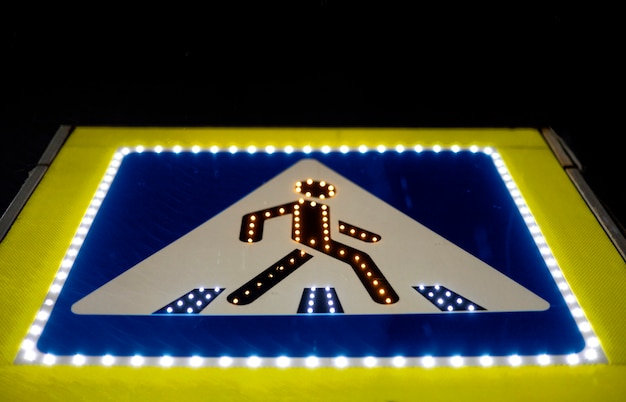 Photo lit pedestrian crosswalk sign in the city