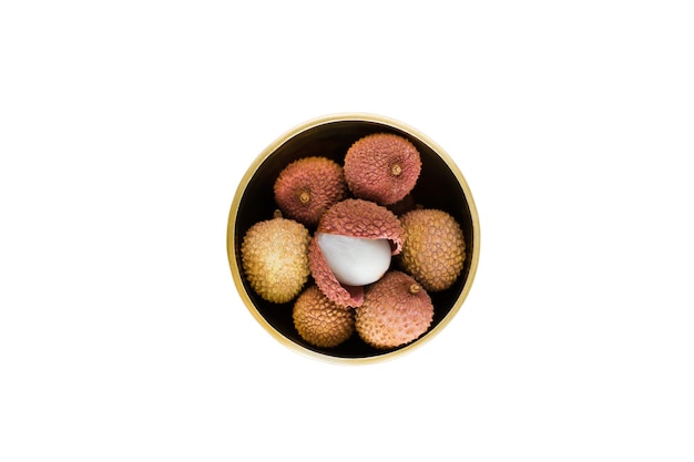 Litchi in een gouden kom geïsoleerd op een witte achtergrond