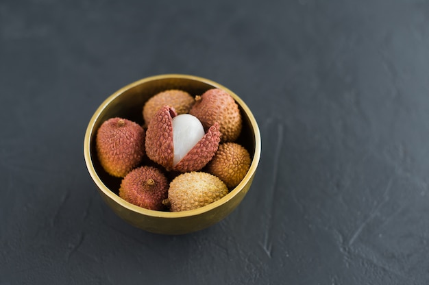 Litchi in een gouden kom.