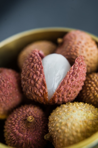 Litchi in een gouden kom.