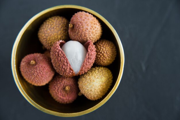 Litchi in een gouden kom.