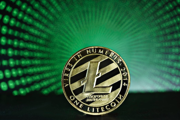 추상 매트릭스 녹색 배경에 Litecoin 동전