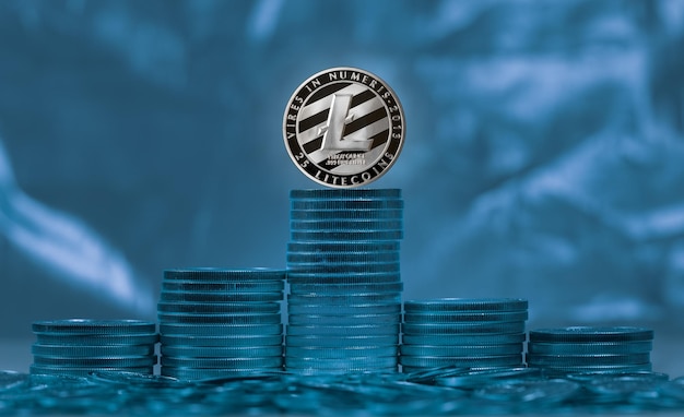 Монета Litecoin на фоне света и тени