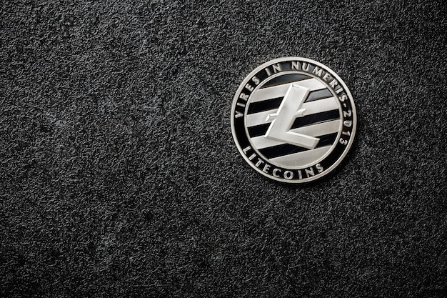 검은 배경에 Litecoin 동전