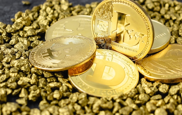 Foto criptovaluta litecoin in primo piano, moneta elettronica in primo piano, in un mucchio d'oro