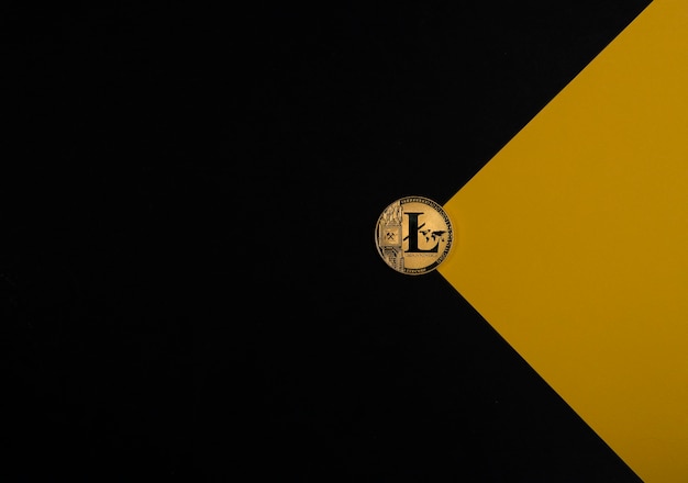 Золотая монета Litecoin на черно-желтом фоне с копией космической криптовалюты и криптовалюты ...