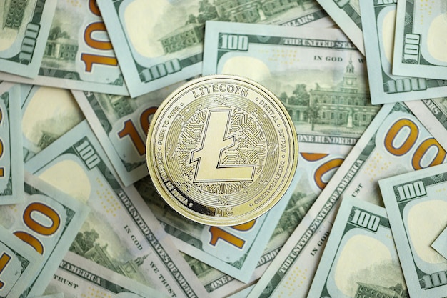 Litecoin ltc munt op grote hoeveelheid honderd dollar biljetten