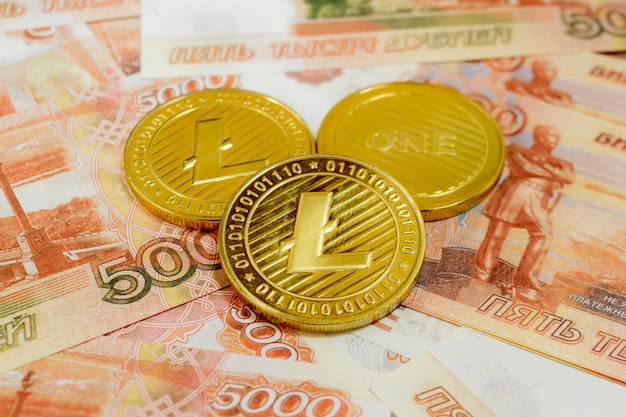 Litecoin munt cryptocurrency op Russische roebels bankbiljetten close-up gouden ltc cryptocurrency