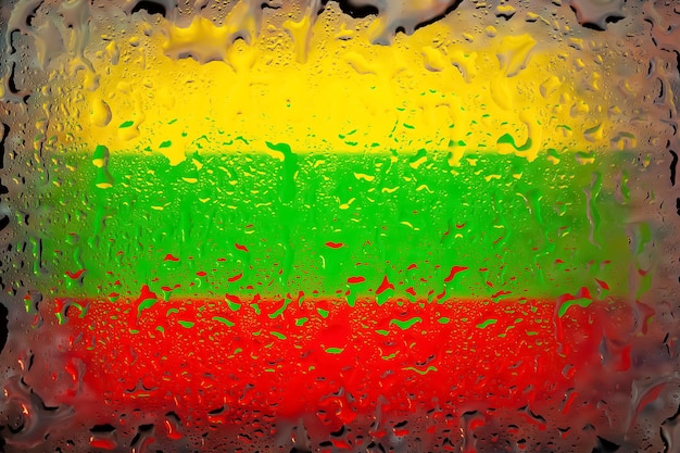 リトアニアの旗 水滴の背景にリトアニアの旗 ガラスに雨滴のついた旗