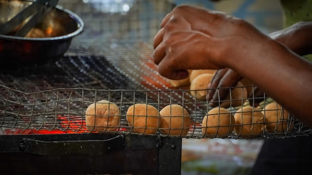 Litti chokha viene fatta nel fuoco