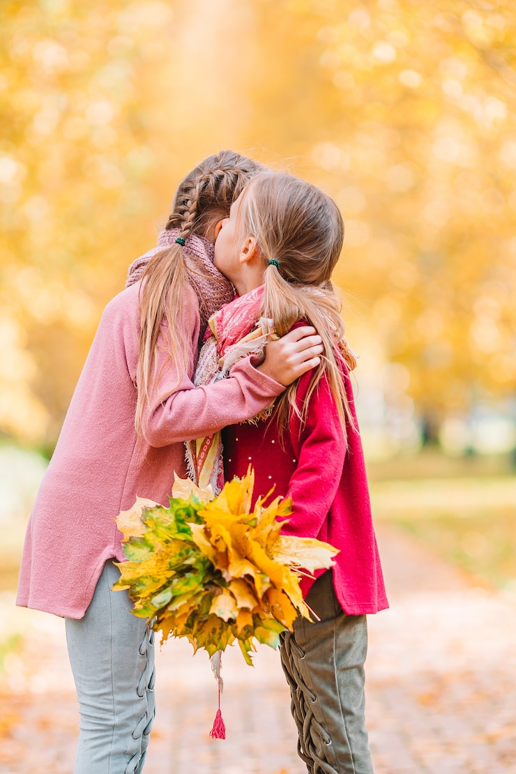 Photo little adorable girls outdoors at warm sunny autumn day