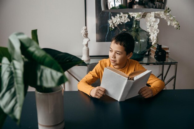 Foto piccolo ragazzo afroamericano ha letto un libro