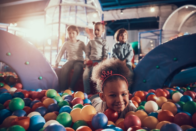 Little African American Girl in Pool vol met ballen