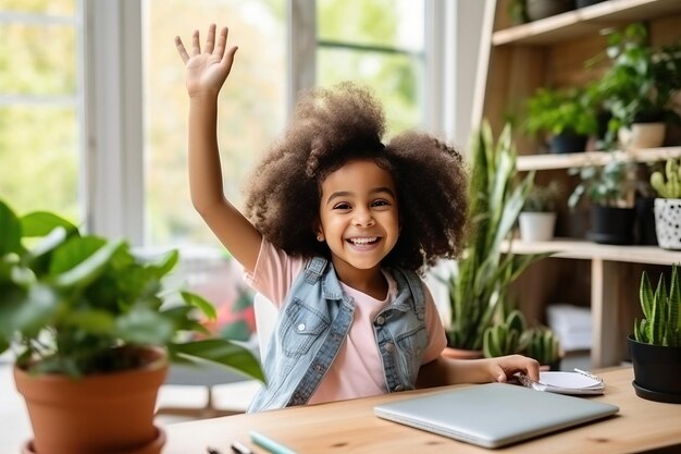Маленькая афроамериканская школьница с волнением поднимает руки вверх во время домашнего дистанционного обучения Генеративный ИИ