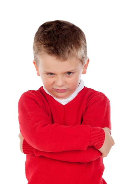 Piccolo bambino arrabbiato con la maglia rossa