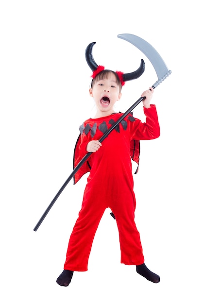 Маленькая азиатская девушка в костюме дьявола Хэллоуин, стоя на белом фоне