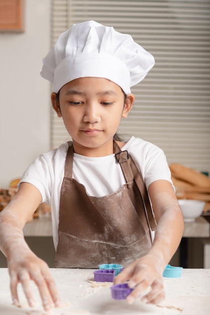 自家製パン屋さんを作る小さなアジアの女の子