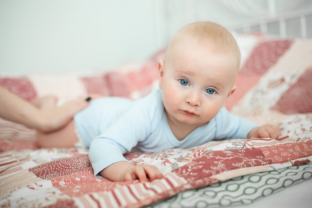 写真 小さな赤ちゃん、ベッドの上の赤ちゃん