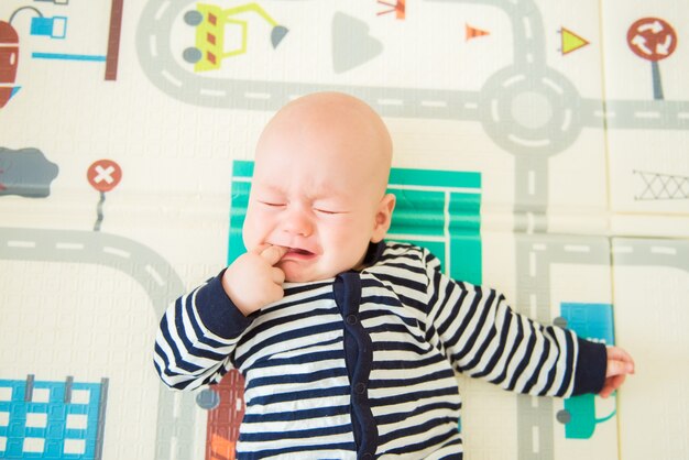 小さな男の子は嘘と叫び。上面図