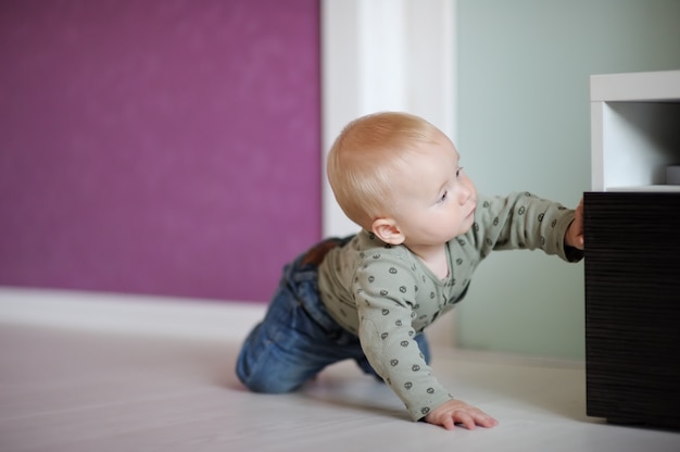 自宅で遊ぶ男の子の赤ちゃん