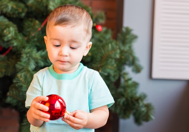 Photo little baby boy with christmas ball