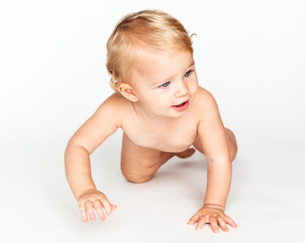 Piccolo bambino che striscia sul pavimento