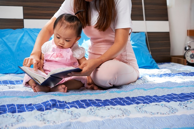 Photo little baby exploring book