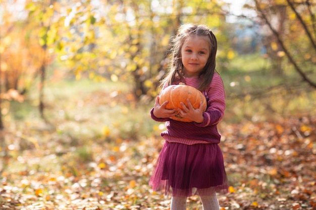 Bambina in autunno parco a piedi