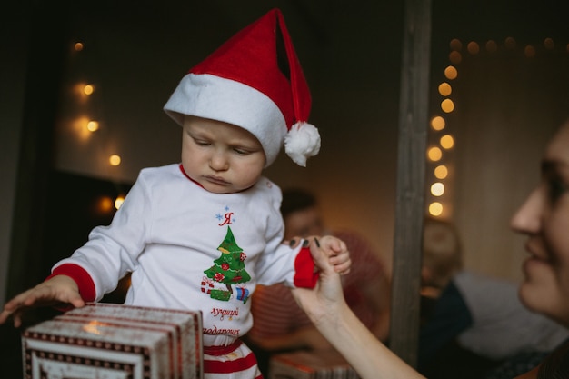 小さな女の赤ちゃんはクリスマスに彼女のプレゼントを手に入れました