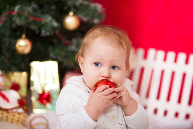 Piccola neonata con decorazioni natalizie