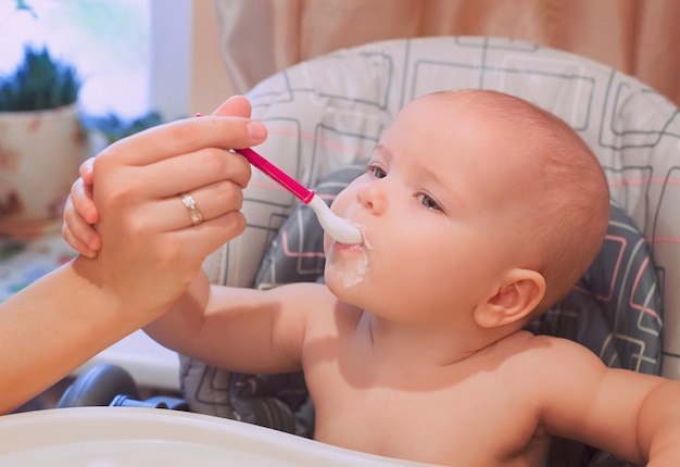 小さな赤ちゃんの乳児は、その食品を食べていますベビーフードフォーミュラベビーケア