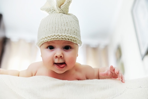 小さな赤ちゃんはベビーベッドに横たわっています。新生児。