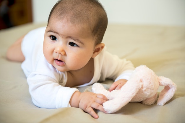 小さな赤ちゃんが自宅で休んでいます。