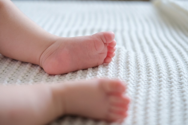 Piedi nudi del piccolo bambino. famiglia felice. godetevi il tempo insieme a casa. rallentatore. amore. dolce. tenerezza.