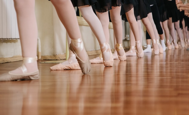 Piccole ballerine facendo esercizi di danza classica.