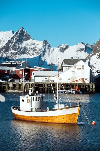 Piccola baia in inverno sulle isole lofoten. navi e rorbu. norvegia