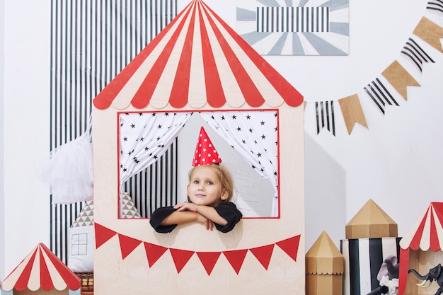 Photo little beautiful child girl in the childrens playroom playing in the festive circus