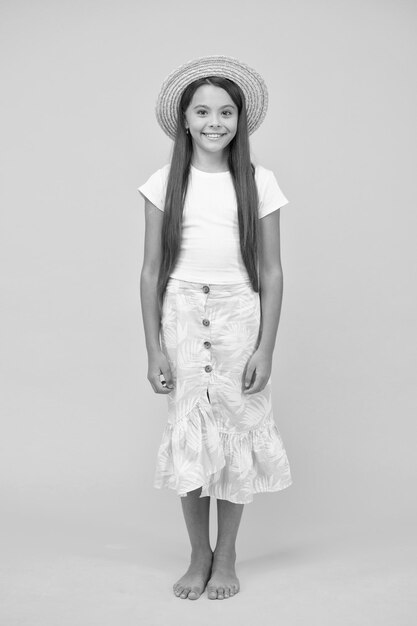Photo little beauty in straw hat beach style for kids its holiday time happy summer vacation ready to relax just having fun travel to hawaii aloha retro child teen girl summer fashion